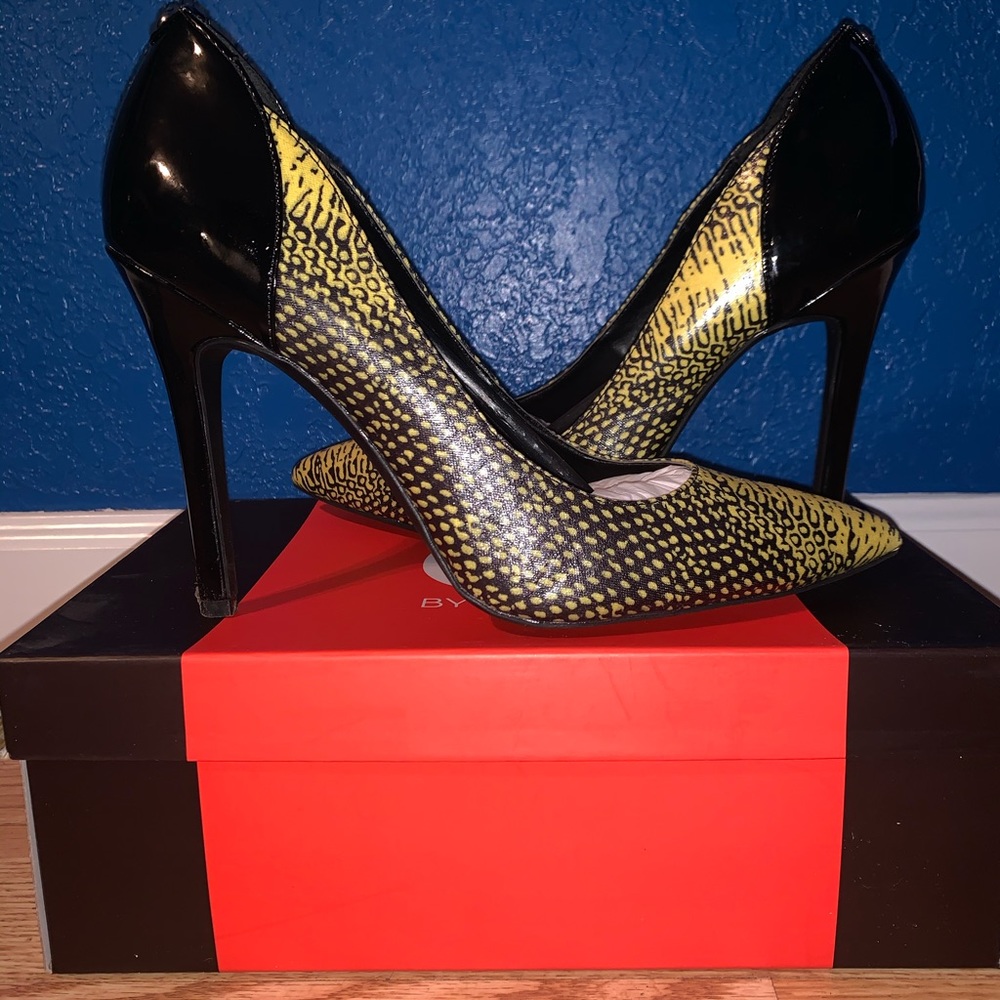 Black & yellow Guess pumps